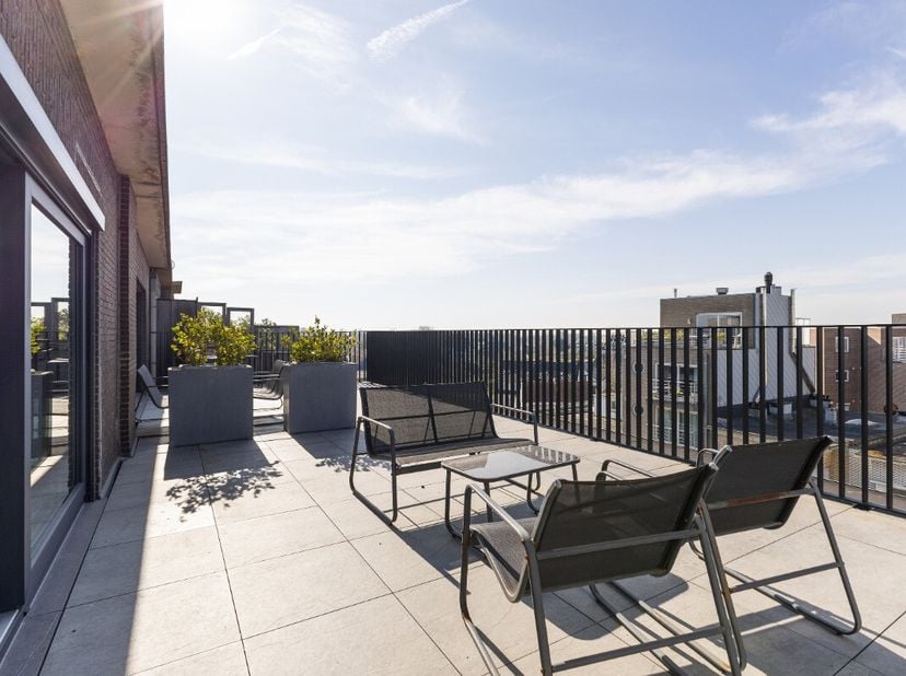 Koksijde : Ontdek dit prachtig gerenoveerd studio-penthouse te koop in Koksijde-bad met lateraal zeezicht. Optie tot aankopen garage in de residentie!