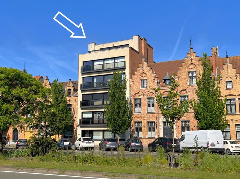 Gezellig penthouse-appartement met een uitzonderlijk zonneterras en een subliem uitzicht over de Brugse binnenstad. Het appartement is gerenoveerd en