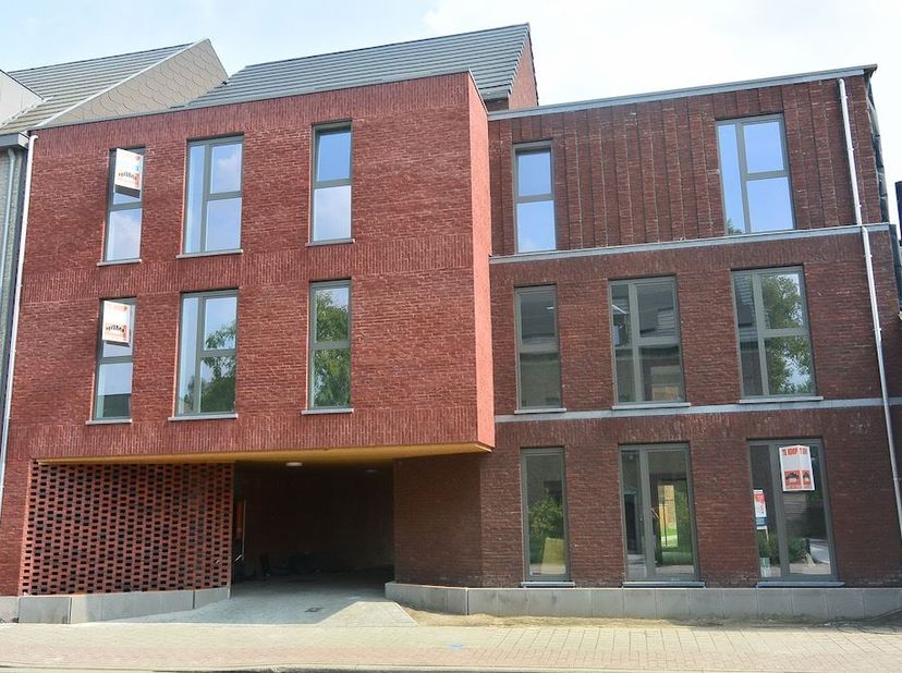 Tof dakappartement met 2 slaapkamers  ! Indeling : Inkomhal , apart toilet , badkamer ,  2 slaapkamers   , woonkamer met open keuken , berging , terra