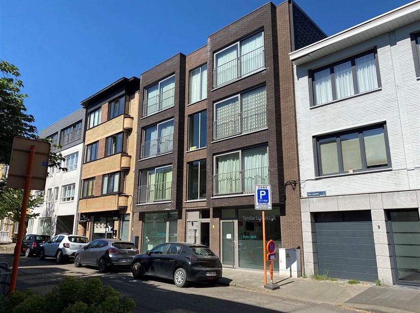 Dans un endroit très central au coeur de Mortsel, nous trouvons ce petit appartement meublé confortable au troisième étage d&#039;un immeuble récent.&lt;br /&gt;
