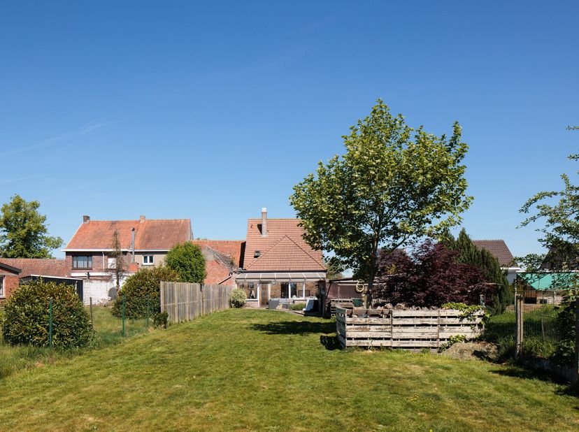 Deze woning werd gebouwd in 1998 en bevindt zich net buiten het dorp van Zaffelare. De landelijke ligging is meteen ook een grote troef; vanuit de eig