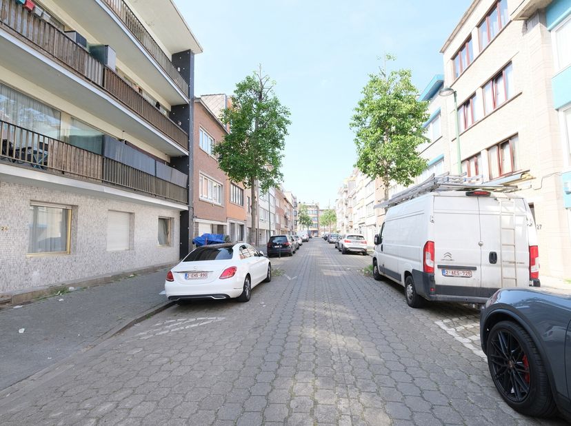 MOLENBEEK-SAINT-JEAN - REF : 6884657Située dans un quartier résidentiel et proche de toutes les commodités, cette maison avec grand jardin est une bel