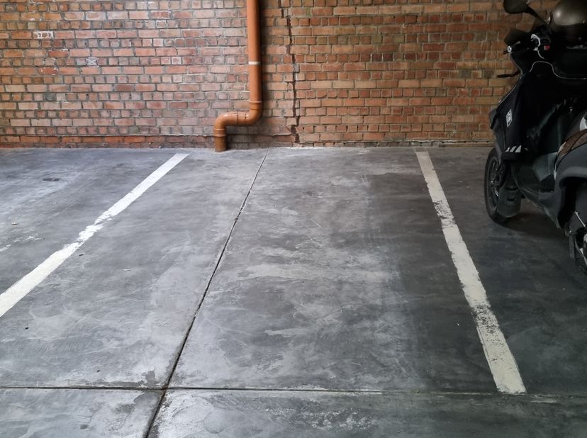 Autostandplaats te koop in afgesloten garage, enkel toegankelijk voor eigenaars van standplaats of appartement. Gelegen in verzorgde residentie en rec