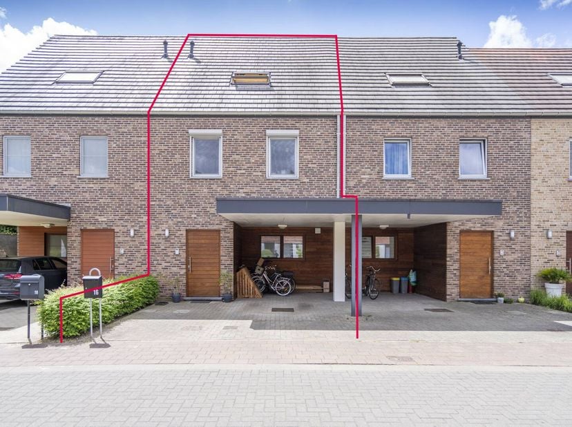 Dit recent huis te koop met 4 slaapkamers, 2 badkamers en aangename stadstuin bevindt zich in de kindvriendelijke woonwijk St-Hubert in Waregem, geleg