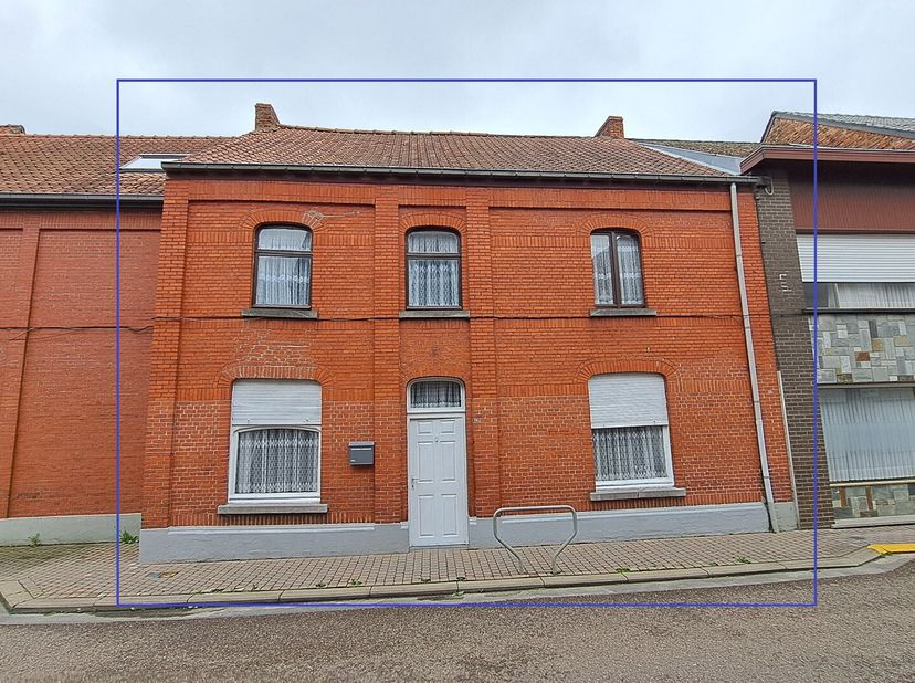 In het centrum van Zichem ligt deze te renoveren woning op een perceel van 1a 95ca met grote koer en bergingen. Het pand heeft op het gelijkvloers: ru