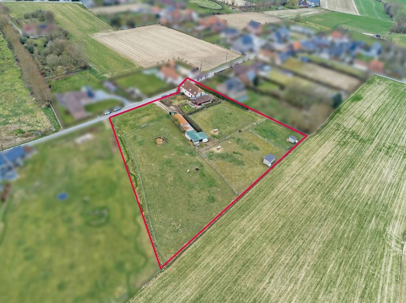 Deze charmante fermette te koop in het landelijke Gijzelbrechtegem (Anzegem) op een totaal perceel van ca. 7.662m² met omheinde gedraineerde weide/pis