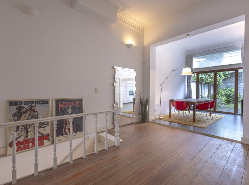 Mooie en lichtrijke souplex met twee slaapkamers waar het aangenaam wonen is.&lt;br /&gt;
Gelegen op het gelijkvloers van een goed beheerd en onderhouden ge