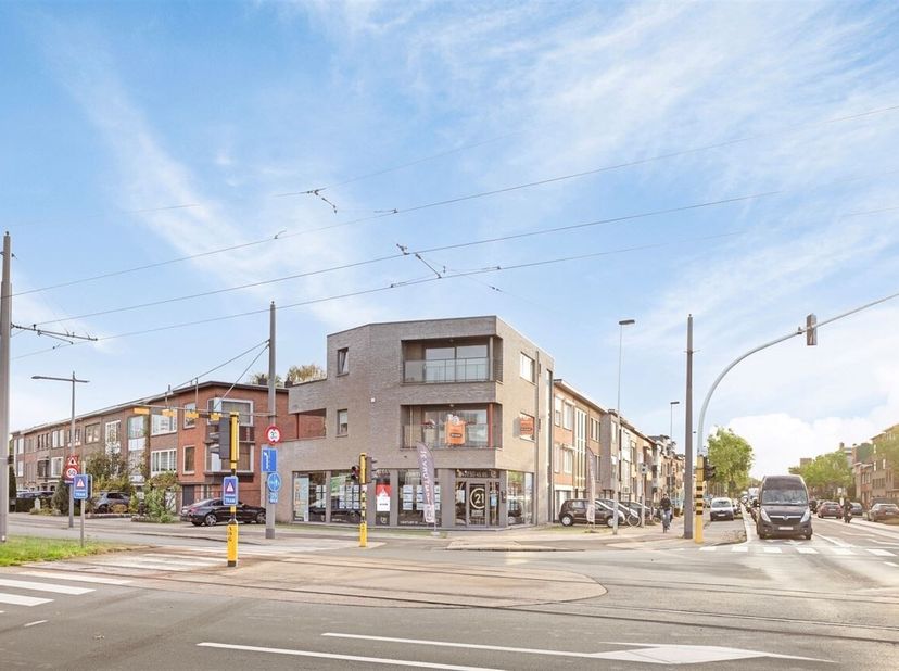 Dit 2 slaapkamer appartement met een overvloed aan natuurlijk licht en moderne voorzieningen wacht op jou. Gelegen in een buurt met goede bereikbaarhe