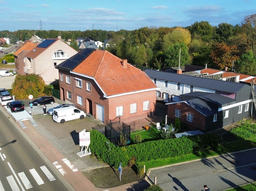 Bent u als projectontwikkelaar of investeerder op zoek naar een interessante bouwkans in het hart van Bilzen? Dan is deze unieke combinatie van twee p