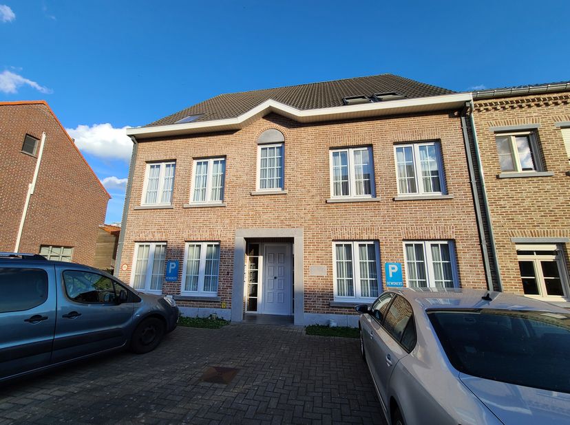 Te Huur:&lt;br /&gt;
Instapklaar appartement in perfecte staat op de eerste verdieping. Het bevat een oppervlakte van 53m² en is gelegen in het centrum van