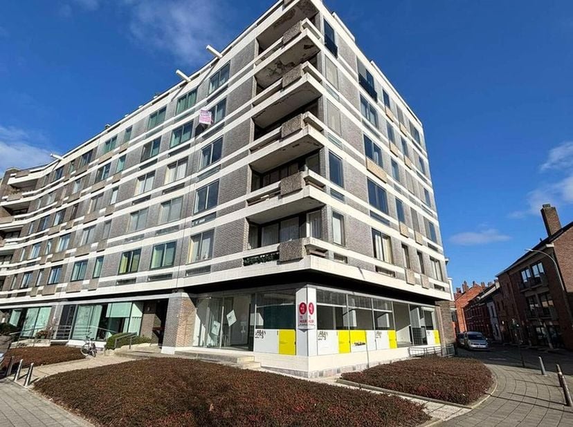 In het hart van de stad, aan de prestigieuze Kunstlaan 10, bevindt zich dit ruime appartement van 163 m² (volgens EPC) op de 4de verdieping van een go