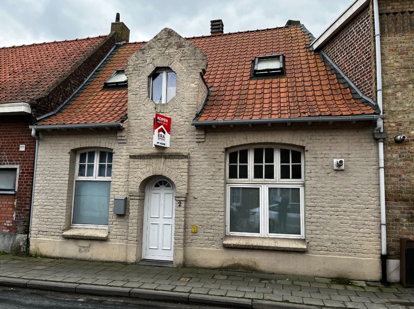 Ledegem: Maison à vendre près du centre de LedegemCette maison avec deux chambres offre de nombreuses possibilités daménagement selon vos envies. Son