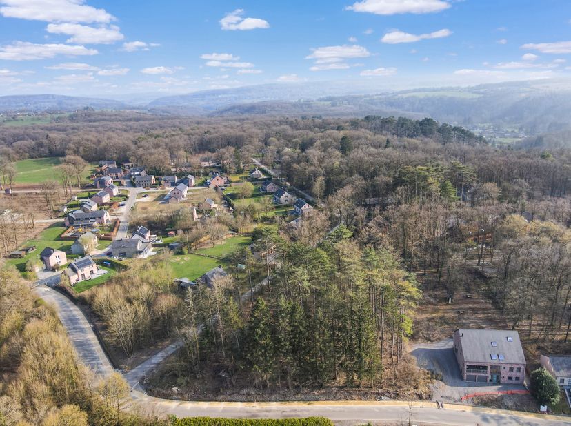 Rare opportunité sur le marché!Easyhome Immobilier est ravi de vous proposer ce vaste terrain de plus de 30 ares, idéalement situé sur les hauteurs de