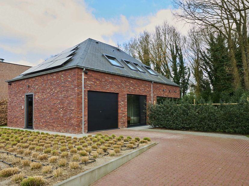 Deze hoogwaardig afgewerkte woning is gelegen in een doodlopende straat op een uitstekende locatie nabij het stadscentrum van Peer.&lt;br /&gt;
De woning be