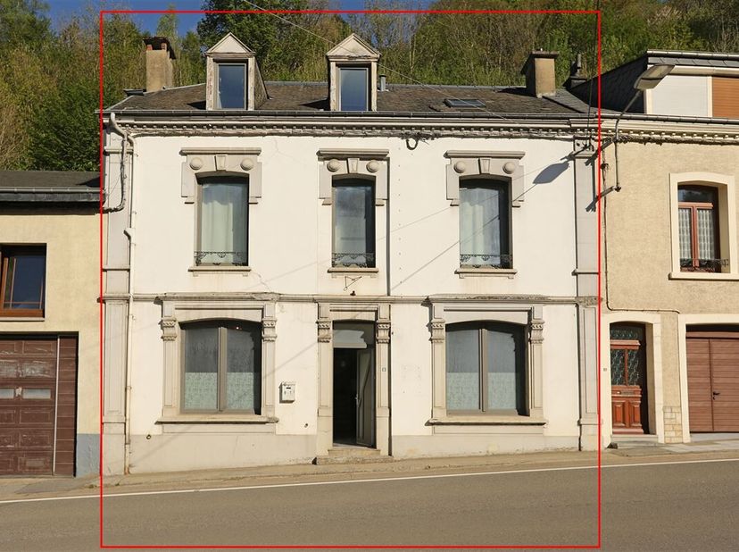 Woning ligt dichtbij het centrum van Bouillon-sur-Semois, op een terrein van 220 m².&lt;br /&gt;
Het dak is in natuurlijke leien aan de voorzijde en in rece