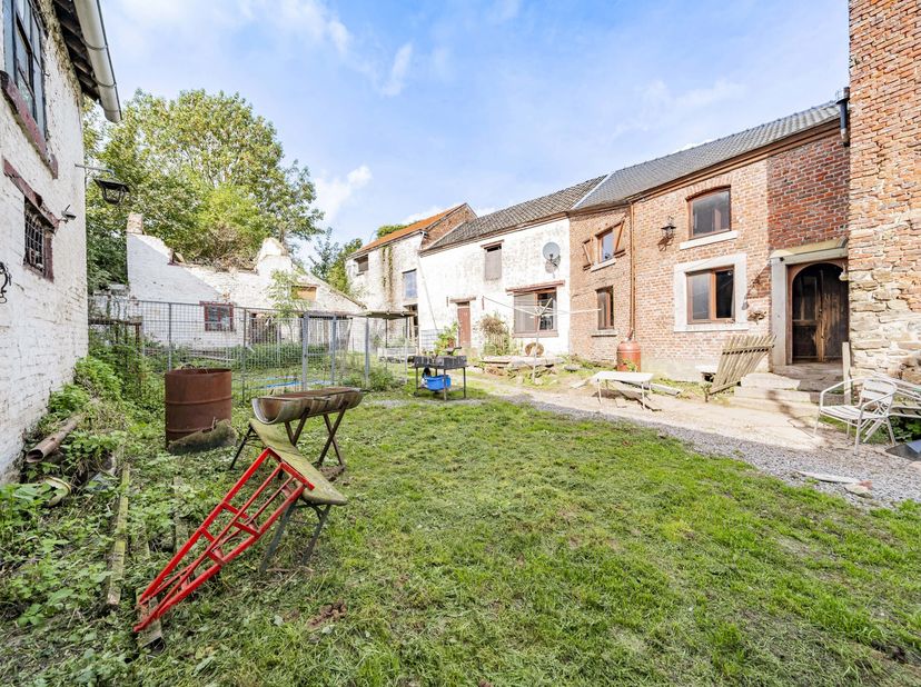 Idéalement située proche des Hauts-Sarts et des axes autoroutiers, ferme à rénover selon vos envies se composant d&#039;une maison 3 chambres, de nombreuse
