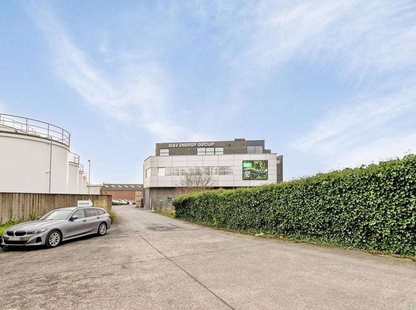 Kantoorgebouw van ca. 860 m² te koop in Kuurne. Voorzien van voldoende parkeerplaatsen en gelegen vlakbij diverse invalswegen (N43 &amp; R8). &lt;br /&gt;
Het b