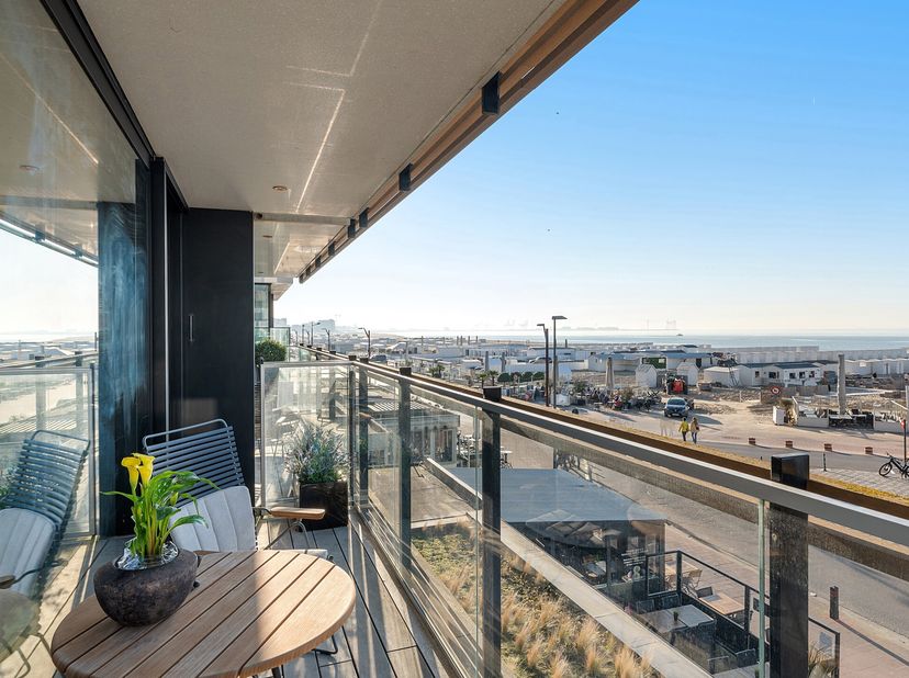 Avec une façade impressionnante de 12,5 mètres et une finition raffinée signée par larchitecte dintérieur Frederic Kielemoes, cet appartement respire