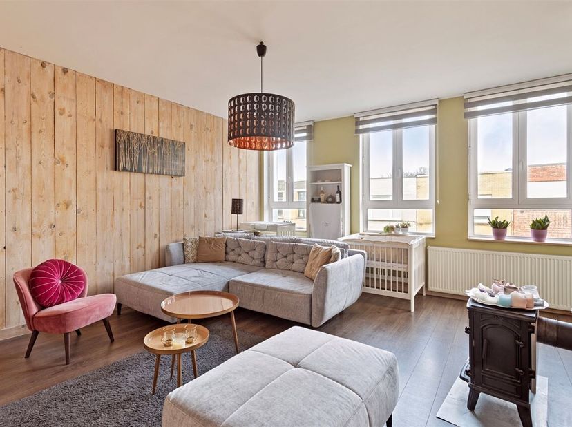 Bent u op zoek naar een woning waar gezelligheid en comfort hand in hand gaan? Zoek niet verder! Deze charmante woning biedt alles wat u nodig heeft v