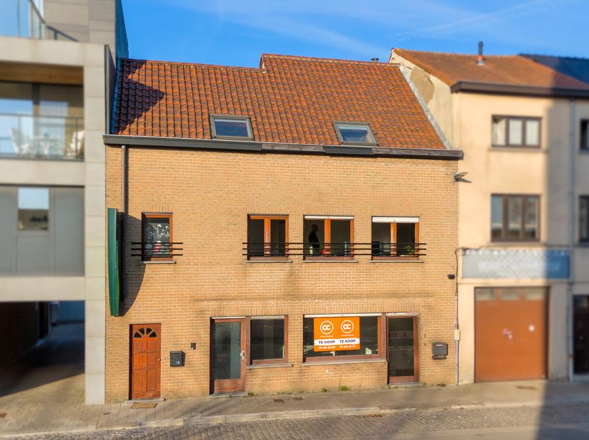 Dit duplex appartement in goede staat van maar liefst 136 m2 (!) bevindt zich op een topligging te Sint-Amandsberg. Het ligt vlakbij alle belangrijkst