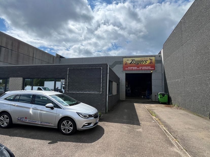 Dit bedrijfspand bestaat uit 690m² bedrijfshal met inpandig kantoortje, 120m² kantoor, 285m² buitenruimte (achterzijde) 6 parkings voor de deur en is