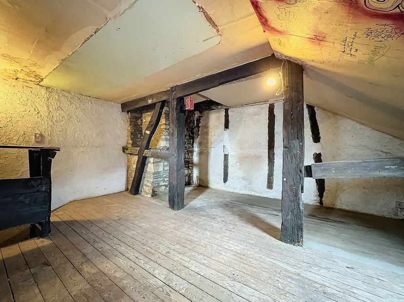 SOUS-SOL : ± 17m²&lt;br /&gt;
 - Cave de ± 15 m² sur béton, fosse septique&lt;br /&gt;
REZ-DE-CHAUSSEE: ±17m²&lt;br /&gt;
- Espace cuisine de ±15 m² et toilette ind., s