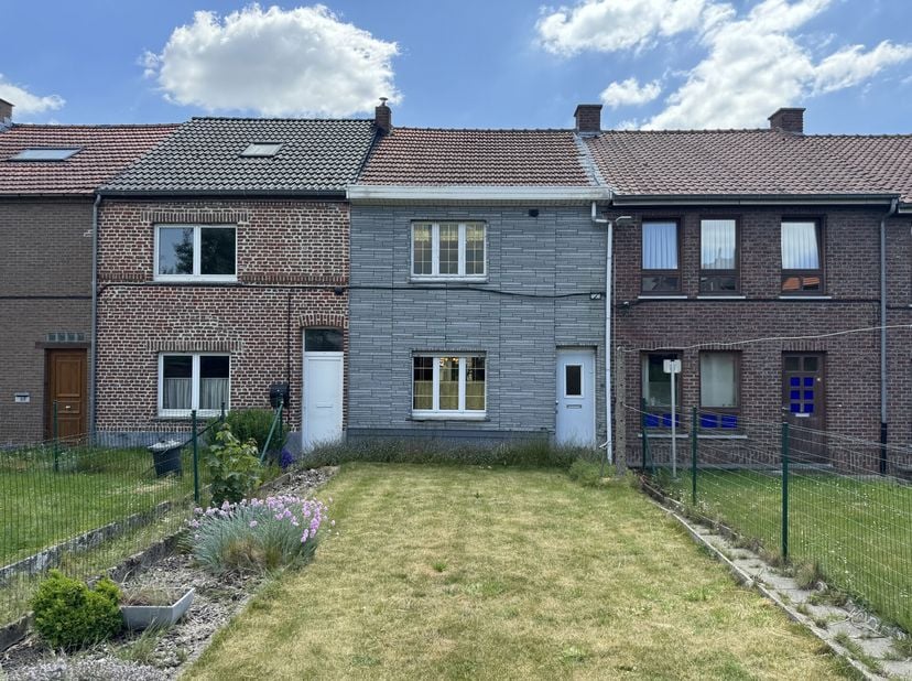 Te renoveren arbeiderswoning gelegen in &quot;De Werkmanssteeg&quot; , een gezellige en rustige woonomgeving/woonerf nabij de Diestsesteenweg. Alle faciliteiten