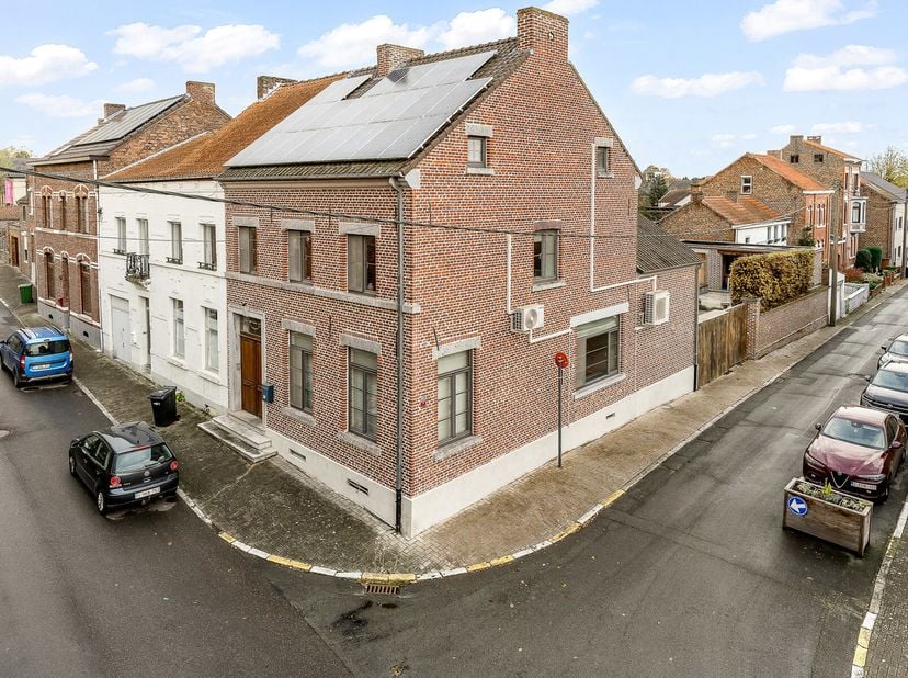 Bezoekmoment op Vrijdag 30/05/2025 vanaf 16 uur.&lt;br /&gt;
Stap binnen in deze karaktervolle woning aan de Walshoutemstraat 68 in Landen, waar de charme v