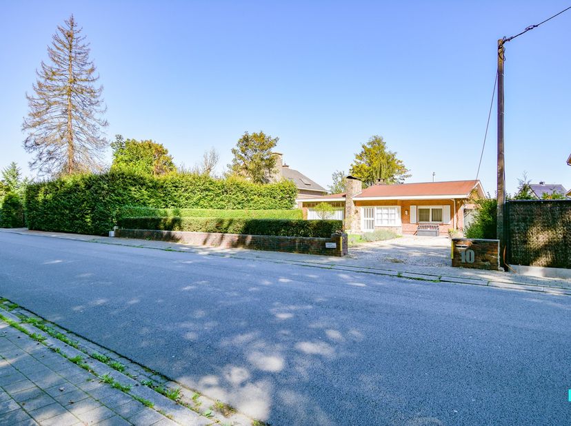 Dit uniek gelegen stuk bouwgrond (op heden bebouwd met een bungalow-type woning) is gelegen op een perceel van 1000 m² in een rustige straat aan het p