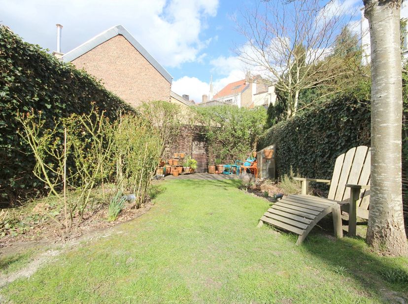 Située près de la place Dumont, dans un quartier recherché de Stockel, cette maison de 160m² avec jardin paysager et terrasse de 100m² est idéale pour
