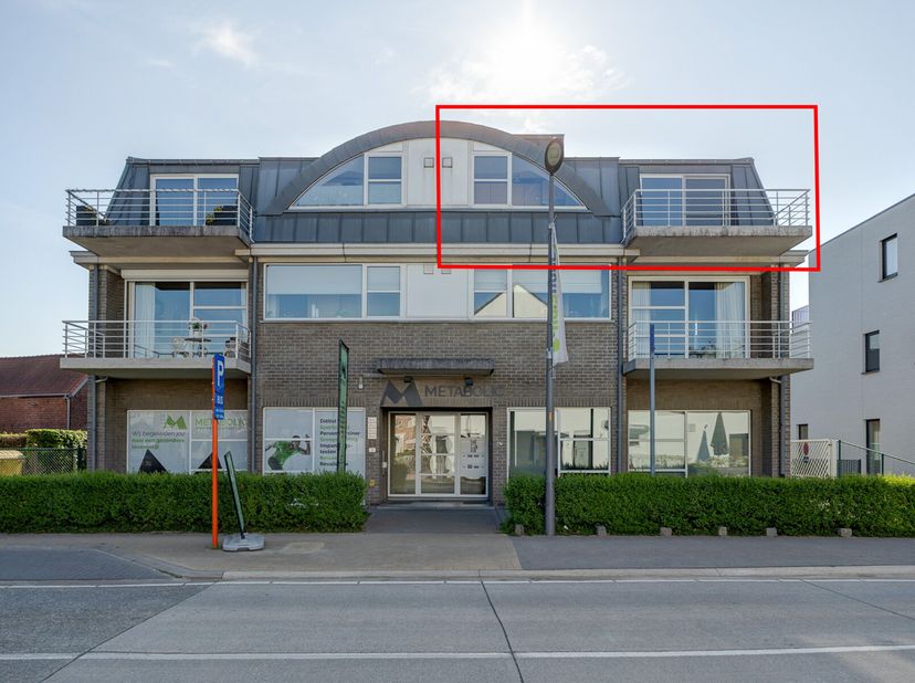 RESIDENTIE &quot;DE SMISSCHE&quot; - TWEEDE VERDIEPING&lt;br /&gt;
Inkomhal 3,5 m² op tegel. Leefruimte 32,5 m² op tegel met schuifraam naar terras 10 m².&lt;br /&gt;
Keuke