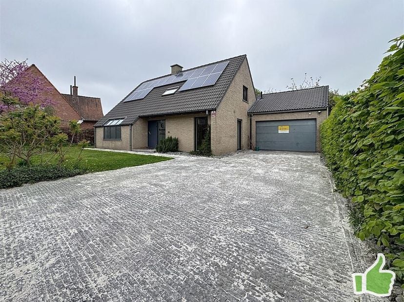 À découvrir absolument : cette magnifique villa située dans un clos résidentiel sur un terrain de 1.522 m², offrant un cadre de vie paisible et verdoy