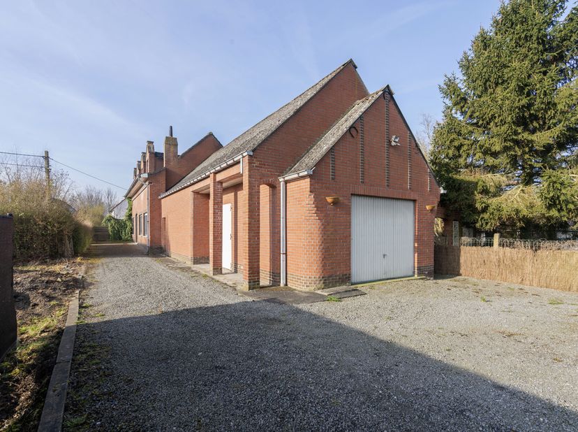 À la recherche d&#039;une maison spacieuse avec trois chambres et beaucoup d&#039;espace extérieur? Ne cherchez plus! Cette maison, avec une superficie de terra