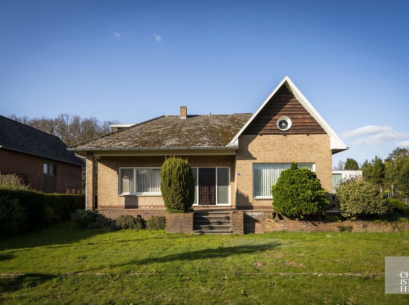 Deze te renoveren woning bevindt zich op een ruim perceel van 695 m² en biedt 188 m² bewoonbare oppervlakte.&lt;br /&gt;
De locatie is ideaal voor wie op zo