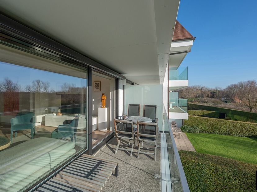 Cet appartement magnifique offre une combinaison idéale d&#039;espace, de lumière et d&#039;un emplacement exceptionnel, à seulement quelques pas de la Digue de