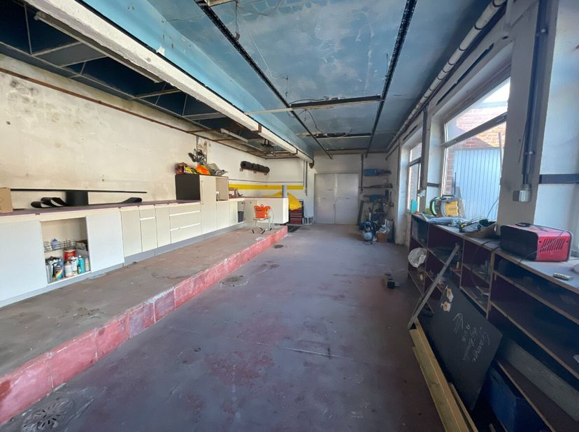 Entrepôt avec grand jardin et 3 garages-entrepôt de 6 x 30m= 437m² -superf 1768m²