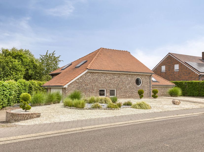 Ruime, vernieuwde woning met zwembad in rustige buurt van Beek (Bree)&lt;br /&gt;
Deze instapklare woning uit 1997 ligt in een rustige, kindvriendelijke str