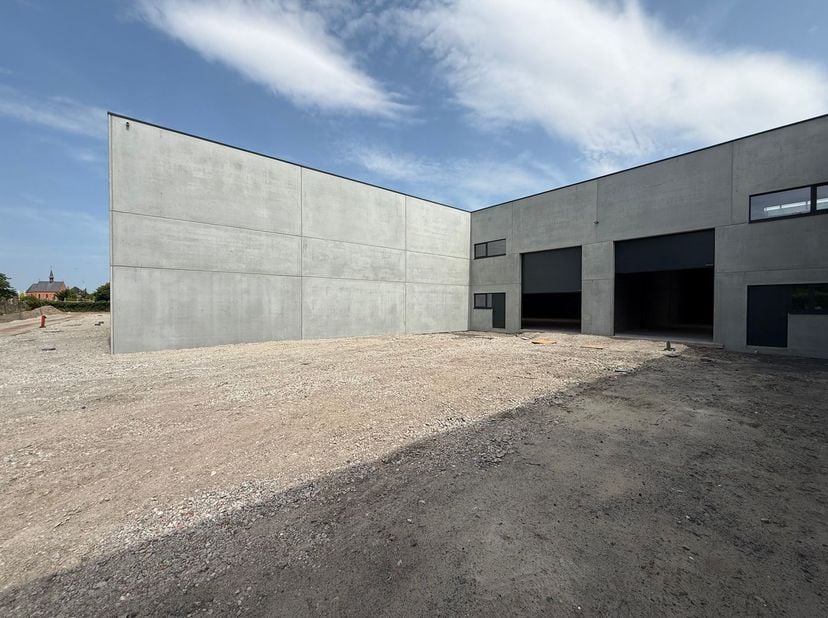 Gloednieuwe KMO-unit met een oppervlakte van 267 m² te koop. Fantastisch gelegen op slechts 500 m van de N9 met een vlotte verbinding naar de expressw