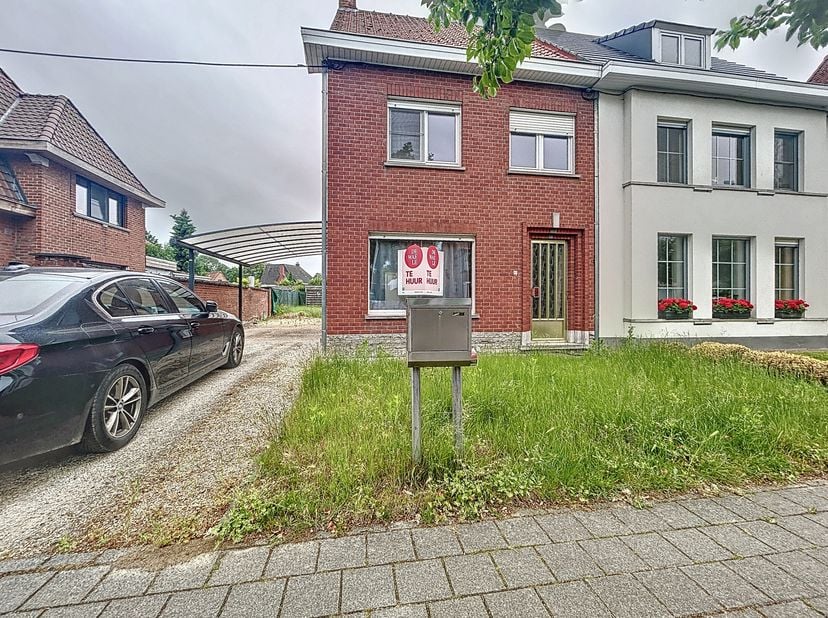 Vous recherchez un bâtiment mitoyen abordable à Deerlijk? Alors c&#039;est pour toi! Située à proximité des routes d&#039;accès, vous trouverez cette maison. La
