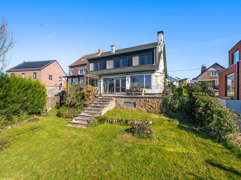 Charmante op te frissen gezinswoning met tuin en 4 SLPK&lt;br /&gt;
Welkom in deze open bebouwing boordevol potentieel, ideaal gelegen in een centrale en to