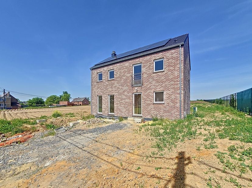 C’est sur une très belle parcelle de 21 ares, dans le charmant village de Bassilly, qu’est implantée cette toute nouvelle construction aux nombreux at