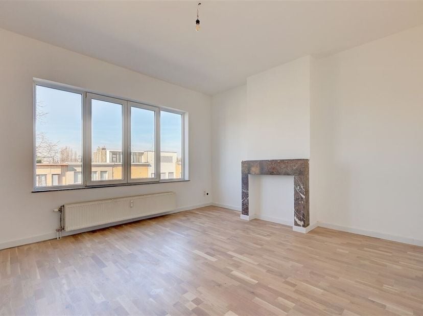 Cet immeuble de 4 appartements est à vendre dans la Dennenlaan à Wilrijk. Le centre de Wilrijk, le parc Den Brandt, le Middelheim, divers magasins et