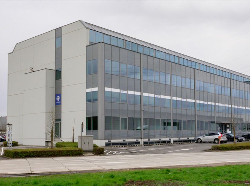 Dit modern en functioneel ingericht kantoorgebouw straalt professionaliteit uit vanaf het eerste moment. Bij binnenkomst betreedt u een grote, prestig