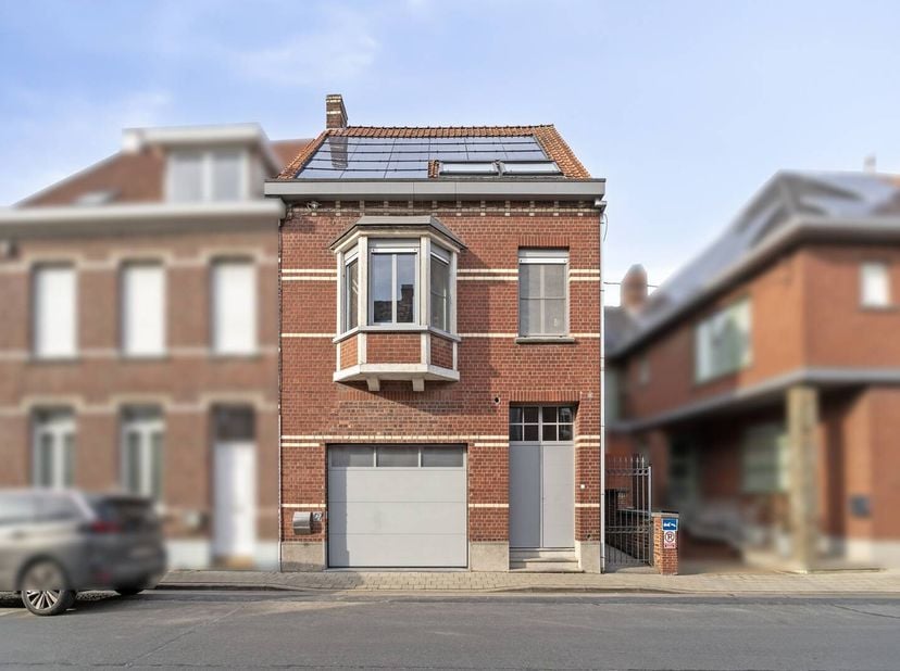 Op zoek naar een ruime en sfeervolle woning met voldoende kamers en een prachtige lichtinval? Dit instapklare burgerhuis biedt alles wat een gezin nod