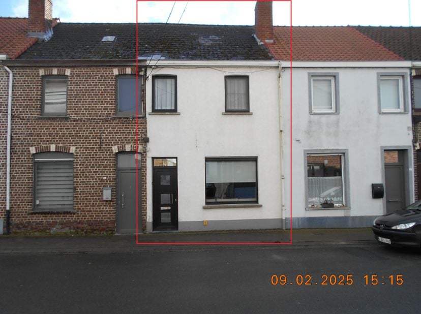 Het betreft een gunstig gelegen woning te Oudenaarde, Wolfabriekstraat 12. De woning omvat op het gelijkvloers een grote living, een kelder, een inger
