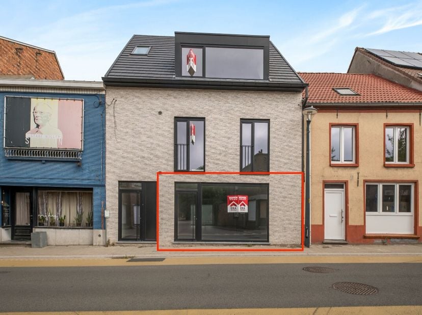 Ben je op zoek naar een commerciële ruimte op een strategische locatie in het hart van Assenede? Dit recente handelspand op het gelijkvloers van Resid