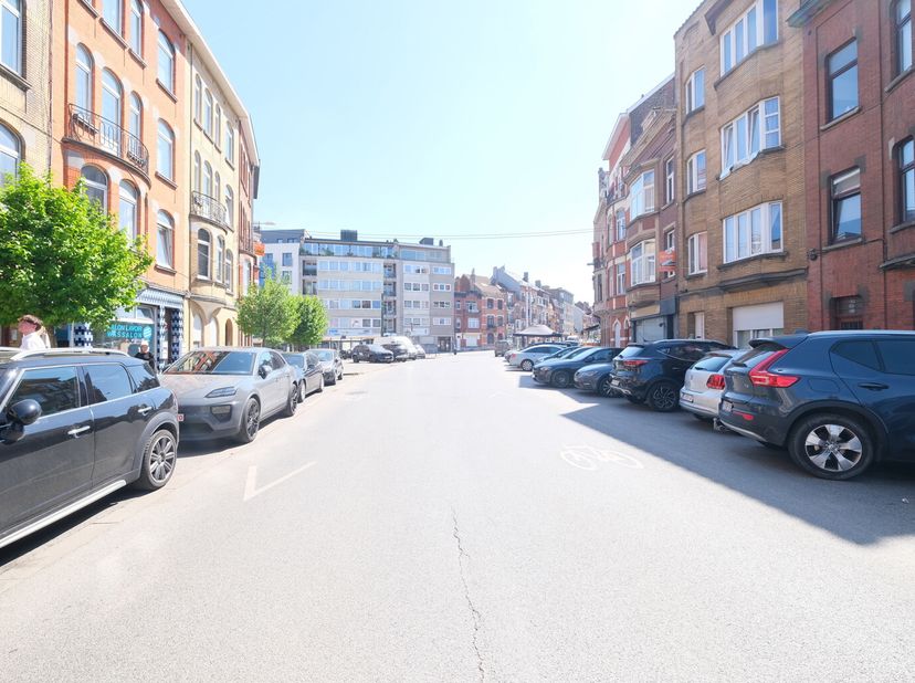 LAEKEN - REF : 6964483 - Dans une rue aérée proche du centre Ville et de toutes les facilités, nous vous proposons cet immeuble de rapport de 3 unités