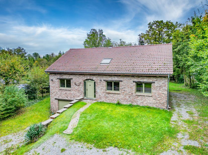 Easyhome immobilier vous propose cette maison 4 façades située dans un cadre paisible, offrant calme et tranquillité. Avec ses 123 m² habitables, cett