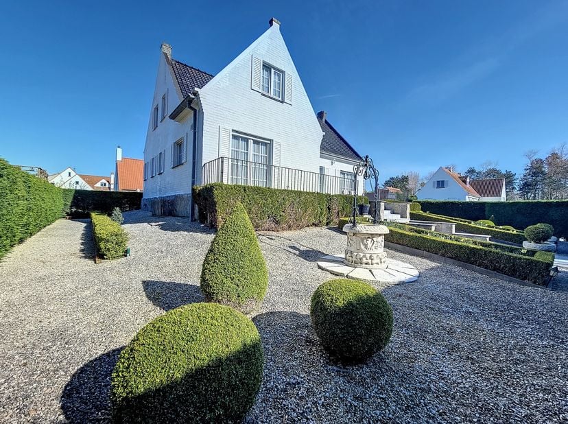 Deze kustvilla die gerenoveerd werd in 2010 is gelegen in de prestigieuze Simli-wijk. Deze ruime villa biedt luxe, comfort en privacy op een unieke lo
