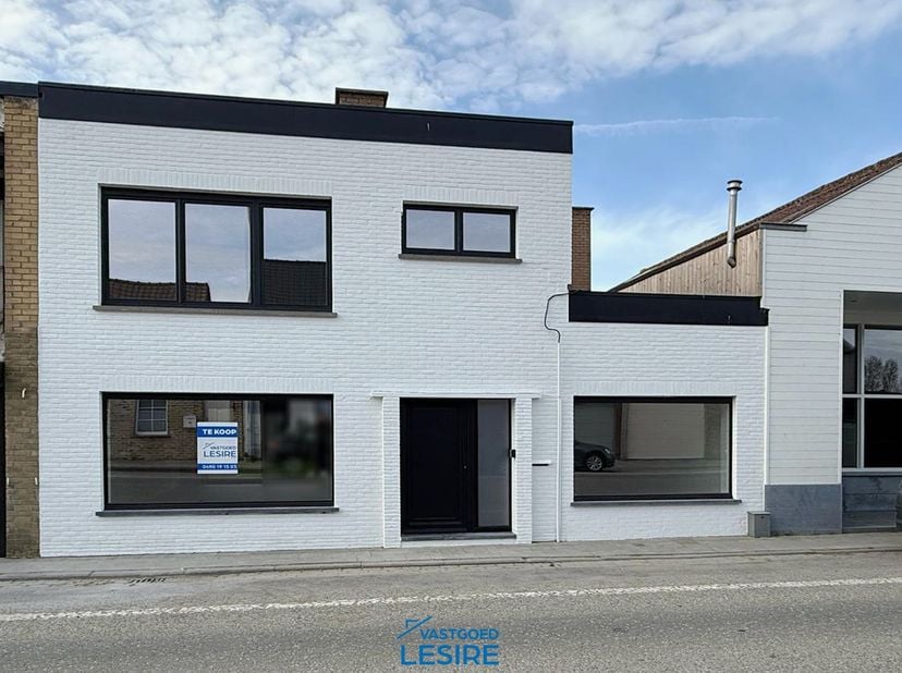 Bent u op zoek naar een instapklare, energiezuinige woning met label A die voorzien is van alle moderne gemakken? Deze prachtige bebouwing biedt het p